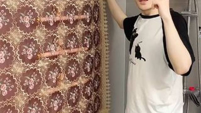 吸盘伸缩拖鞋架 不用打孔粘胶就能上墙固定的拖鞋架，可伸缩的设计，足够收纳全家人的拖鞋，不占地方，还能