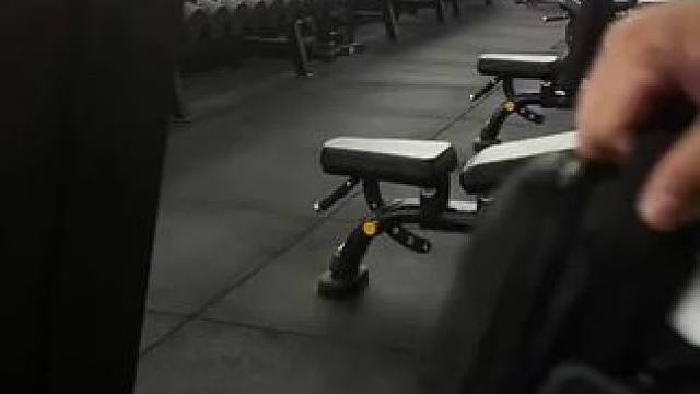 喜欢健身的朋友一定要备一个这样的健身水壶包，它可以解放双手，让我们更专注于运动本身。而且它的功能很多