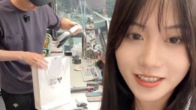 采访玩具龙：美国出差之苹果发布会都带了些啥？ 当天会带来哪些视频？#苹果发布会 #iPhone17系