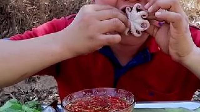 薄荷叶子鲜辣椒酱️水煮小八爪鱼 #好吃到根本停不下来 #泰国大叔#泰国美食#内容启发搜索 #种草激励