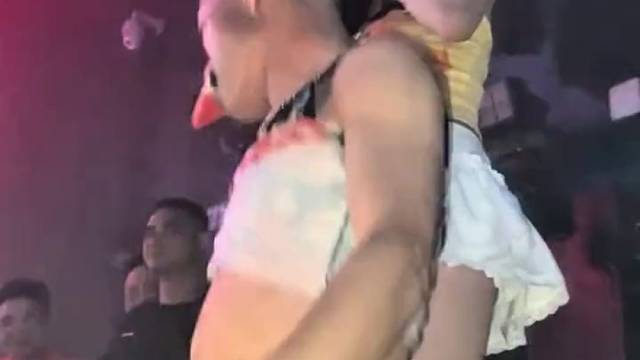 看到没有，手上有钱，多主动