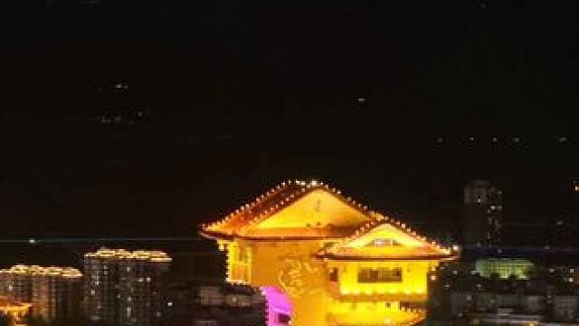 满天乌云不见月，灯火辉煌凤凰楼。#凤凰楼#一帧中国·大美广元 #夜景实拍 #血月