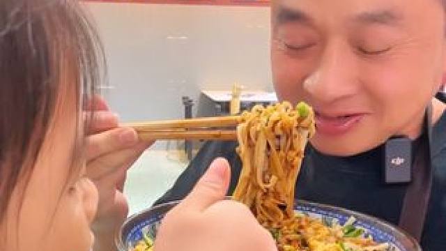 太饿了煮一大碗高压锅压面条吃#美食 #农村生活 #好吃到停不下来 #吃货日常