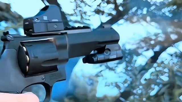 战术导轨＋8发容弹量，左轮界中的小钢炮！