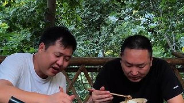 哥俩今天吃香辣鲶鱼，下点土辣椒跟小白菜，下饭吃太爽了！ #下饭菜 #乡村味道 #乡村美