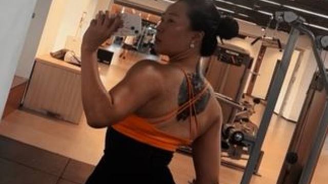 今年晒得不均匀
明年机晒吧
线条不够黑来凑
#见人不如健身 #力量训练 #68岁阿姨健身8年身材如少