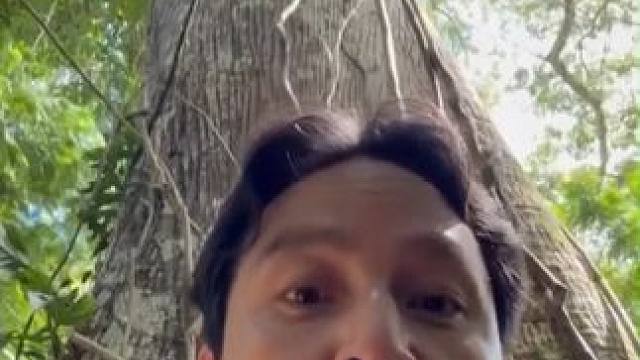 酷爱旅行的#吴彦祖  曾带着太太和女儿步行两小时，只为寻找一棵千年古树，感受自然的力量，而这一趟旅程