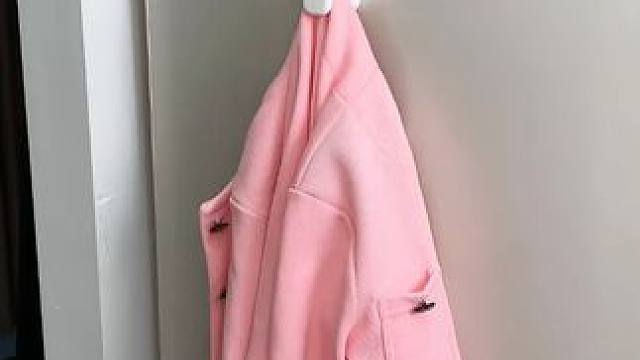 重力置物架 这个挂钩也太神奇了！利用重力的巧妙设计，就可以钩住毛巾，还是免打孔设计#创意毛巾架 #卫