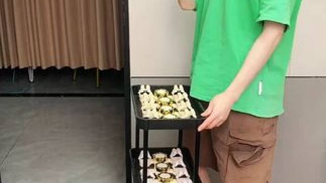 螃蟹壁挂拖把夹 有了这个拖把夹，家里的拖把扫把能上墙收纳了，不占空间，拿取也方便#拖把夹  #吸盘拖