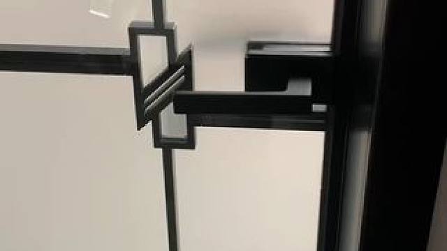 吸盘伸缩拖鞋架 不用打孔粘胶就能上墙固定的拖鞋架，可伸缩的设计，足够收纳全家人的拖鞋，不占地方，还能