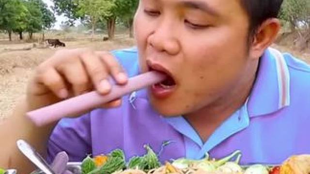 水嫩荷叶杆鲜辣️拌米粉炸猪排 #解压视频 #泰国大叔#泰国美食#内容启发搜索 #种草激励计划