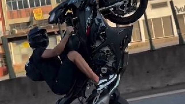 今日不肯埋头，明日何以抬头。#宝马s1000rr #翘头教学 #危险行为请勿轻易模仿 #专业动作非专