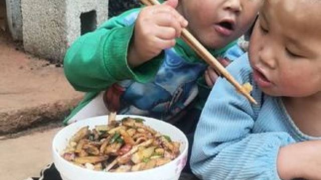 今天吃炸洋芋。#农村娃