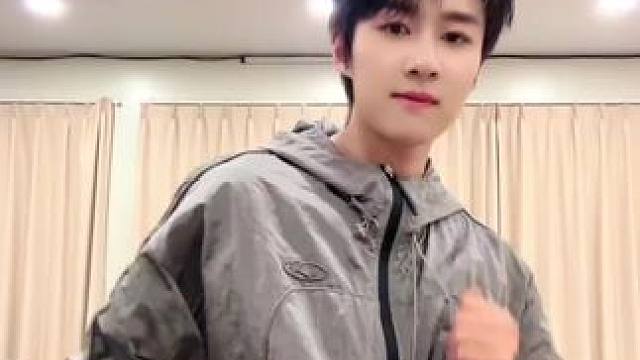 我是不会放弃和卓沅使用同款香的#从发梢到脚踝的早秋氛围感