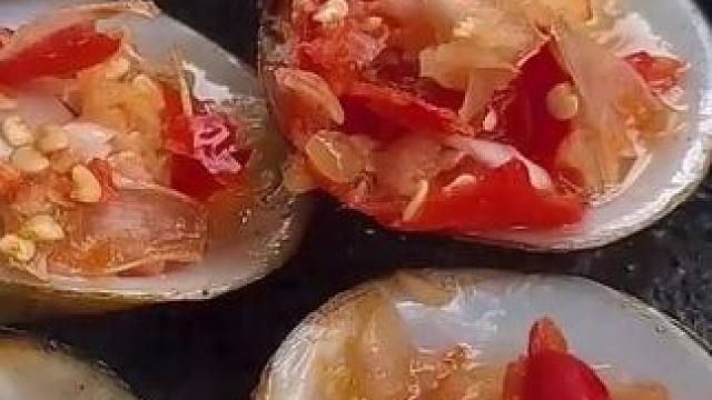 美味的捕捉贝壳烧烤与辣椒酱的食物 #快来一起尝个鲜 #真实户外生活 #野外生存 #野生菌 #户外生活