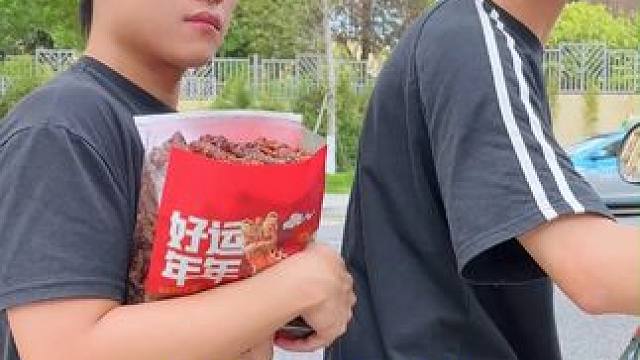 先卤后烤的鸭小腿卤的丝丝入味，一口下去爆辣过瘾嚼劲十足，是真的好吃#追剧小零食 #零食推荐 #吃货必