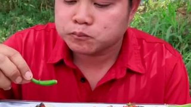 绿色小米辣酸辣️凉拌生蚝肉 #农村美食记录生活 #泰国大叔#泰国美食#内容启发搜索 #种草激励计划