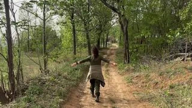 我们总是为了太多遥不可及的东西去疲于奔命，却忘了，人生真正的幸福，不过是门前有田，地里有菜，儿女承欢