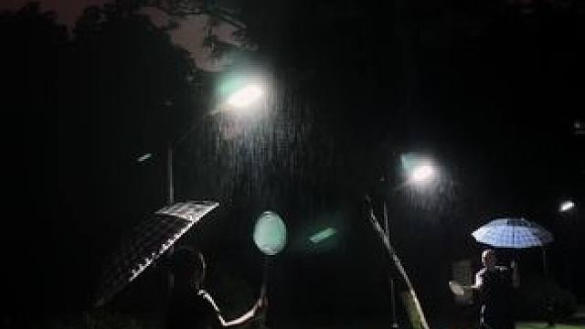 “有人困在雨里 有人在雨中赏雨”#羽毛球 #下雨天 #有人陪你奇奇怪怪