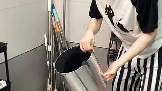 螃蟹壁挂拖把夹 有了这个拖把夹，家里的拖把扫把能上墙收纳了，不占空间，拿取也方便#拖把夹  #吸盘拖