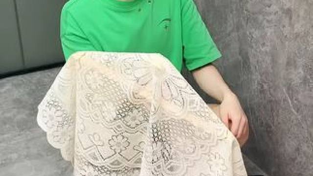 吸盘伸缩拖鞋架 不用打孔粘胶就能上墙固定的拖鞋架，可伸缩的设计，足够收纳全家人的拖鞋，不占地方，还能