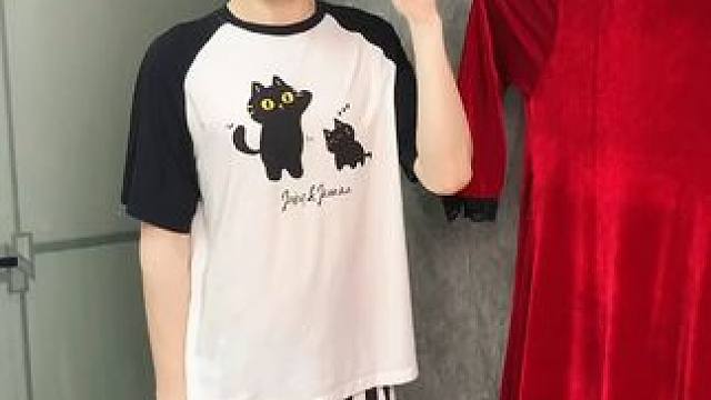 吸盘伸缩拖鞋架 不用打孔粘胶就能上墙固定的拖鞋架，可伸缩的设计，足够收纳全家人的拖鞋，不占地方，还能