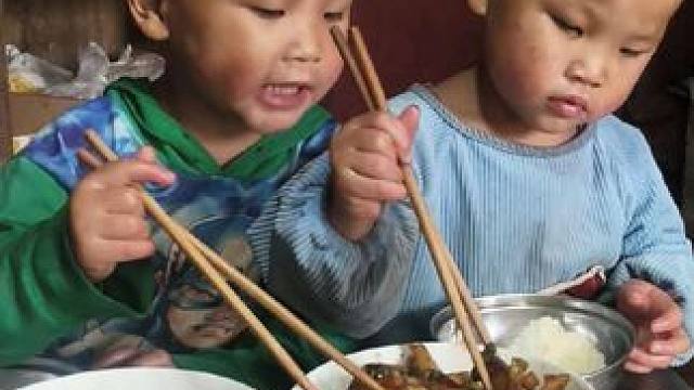 双双喜欢吃炸洋芋。#农村娃