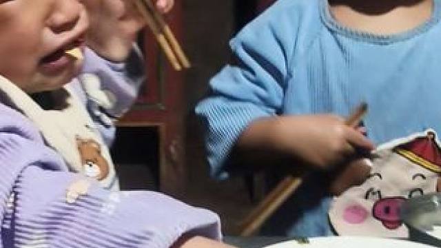 带孩子的累只有自己经历过的才懂。#农村娃