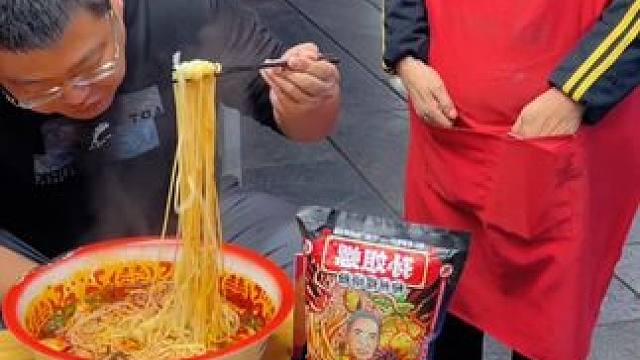 200斤帅哥轻松拿走50箱螺蛳粉~#螺蛳粉