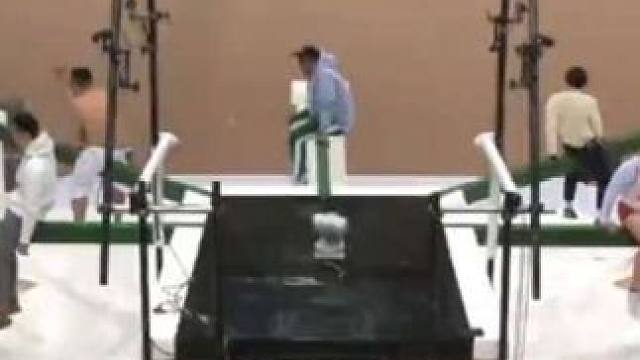 如果让你在一根木棍上生活一天该怎么办呢。 #这谁顶的住啊 #奇葩综艺 #综艺搞笑