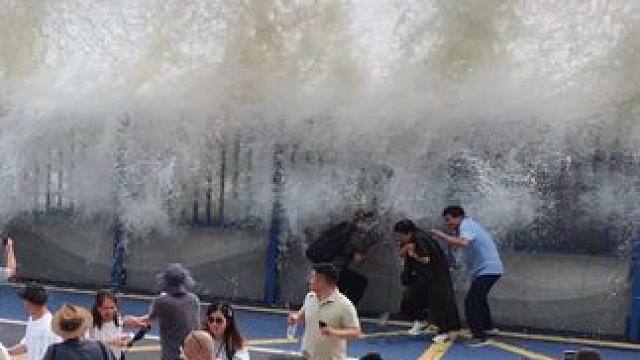 来来来，鬼王潮现场发“显眼包体验卡”啦！ 杭州猪头角坝，这几个游客接住了这“泼天的凉快”！7米多高的