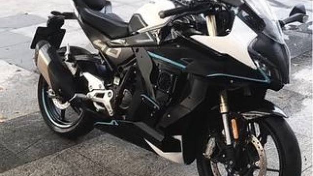 450sr做了一半了，大侧板替换散热系统。（此为试装版本，未上漆。如果亮黑效果更好）
通过两种方式降