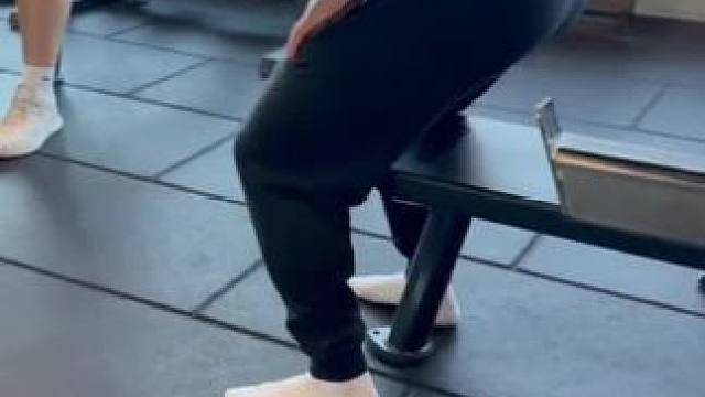 喜欢健身的朋友一定要备一个这样的健身水壶包，它可以解放双手，让我们更专注于运动本身。而且它的功能很多