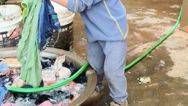 小双帮忙洗衣服。#农村娃