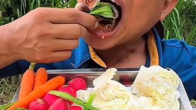 新鲜蔬菜剁椒辣酱️水煮小八爪鱼 #美食 #户外美食 #泰国美食 #内容启发搜索