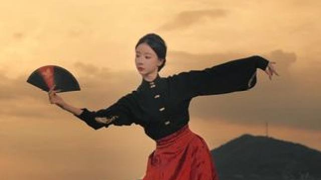 姑娘们，靠自己不会很轻松，但一定很自由。#马面裙变装 #东方美学 #国风美永不过时 #国风舞蹈