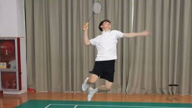 杀球重和杀球快的区别 杀球重需要完整蓄力，大臂带动整个力量，杀球快就是动作小，锁腕下压#羽毛球 #羽