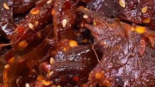 皮弹肉紧，特别入味的碎碎鸭！吃起来香香辣辣的，真的超好吃#好吃到停不下来 #追剧小零食 #零食推荐