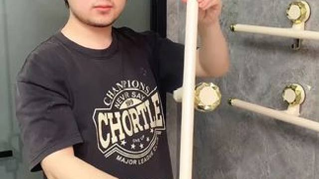 吸盘伸缩拖鞋架 不用打孔粘胶就能上墙固定的拖鞋架，可伸缩的设计，足够收纳全家人的拖鞋，不占地方，还能