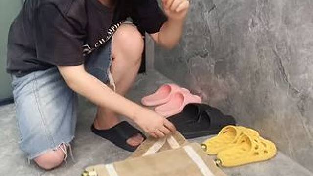 吸盘伸缩拖鞋架 不用打孔粘胶就能上墙固定的拖鞋架，可伸缩的设计，足够收纳全家人的拖鞋，不占地方，还能