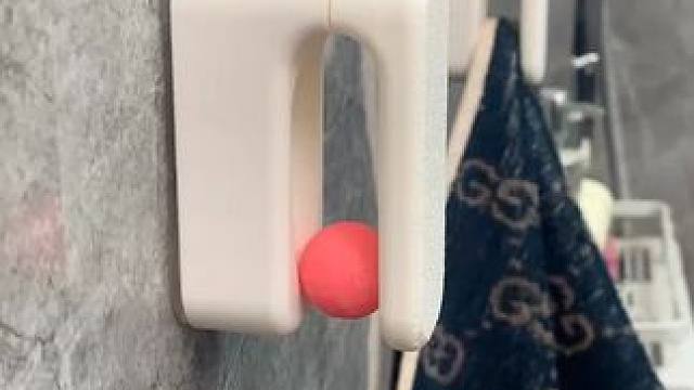 重力毛巾架 这个挂钩也太神奇了！利用重力的巧妙设计，就可以钩住毛巾，还是免打孔设计#创意毛巾架 #卫