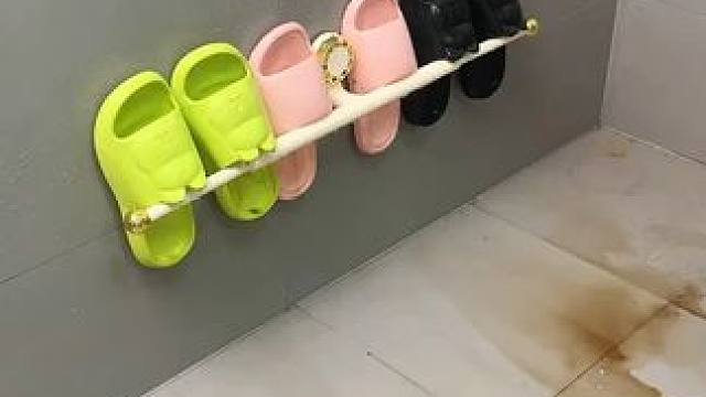 吸盘伸缩拖鞋架 不用打孔粘胶就能上墙固定的拖鞋架，可伸缩的设计，足够收纳全家人的拖鞋，不占地方，还能