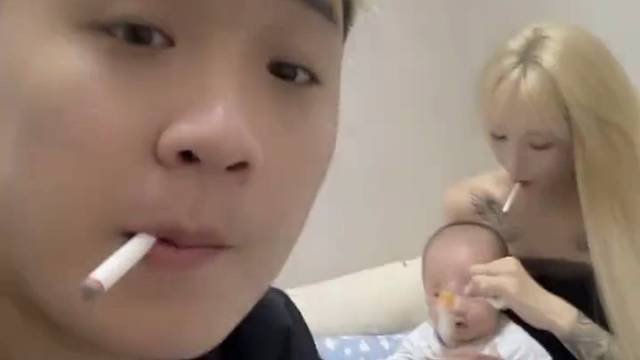 孩子解出一道二元一次方程题，全家开香槟庆祝一晚上。