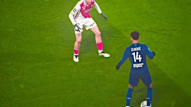 他伸的是左脚，证明其实他知道会往左边