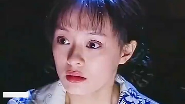 女儿给妈妈穿鞋时
突然发现身份不对劲