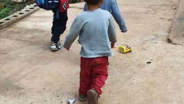 老大放学了，双双就问老大要好吃的了。#农村娃