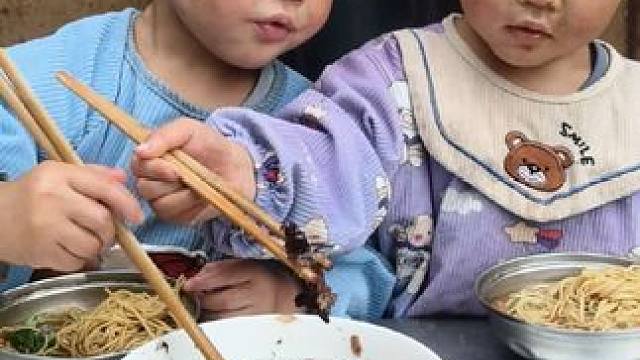 双双吃饭从来不挑食。#农村姓