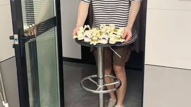 螃蟹壁挂拖把夹 有了这个拖把夹，家里的拖把扫把能上墙收纳了，不占空间，拿取也方便#拖把夹  #吸盘拖