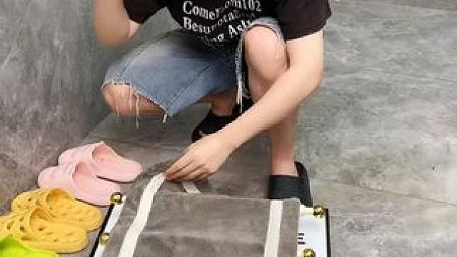 吸盘伸缩拖鞋架 不用打孔粘胶就能上墙固定的拖鞋架，可伸缩的设计，足够收纳全家人的拖鞋，不占地方，还能