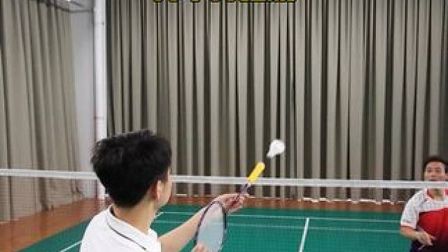 像打台球一样击球算不算犯规 只要是球拍击球，不管什么部位，落在得分区都是有效的#羽毛球 #羽毛球规则